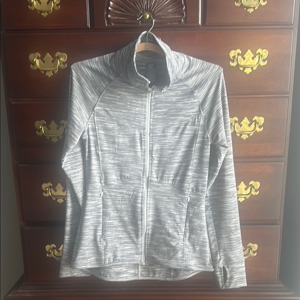 Women’s long sleeve zip up athletic jacket